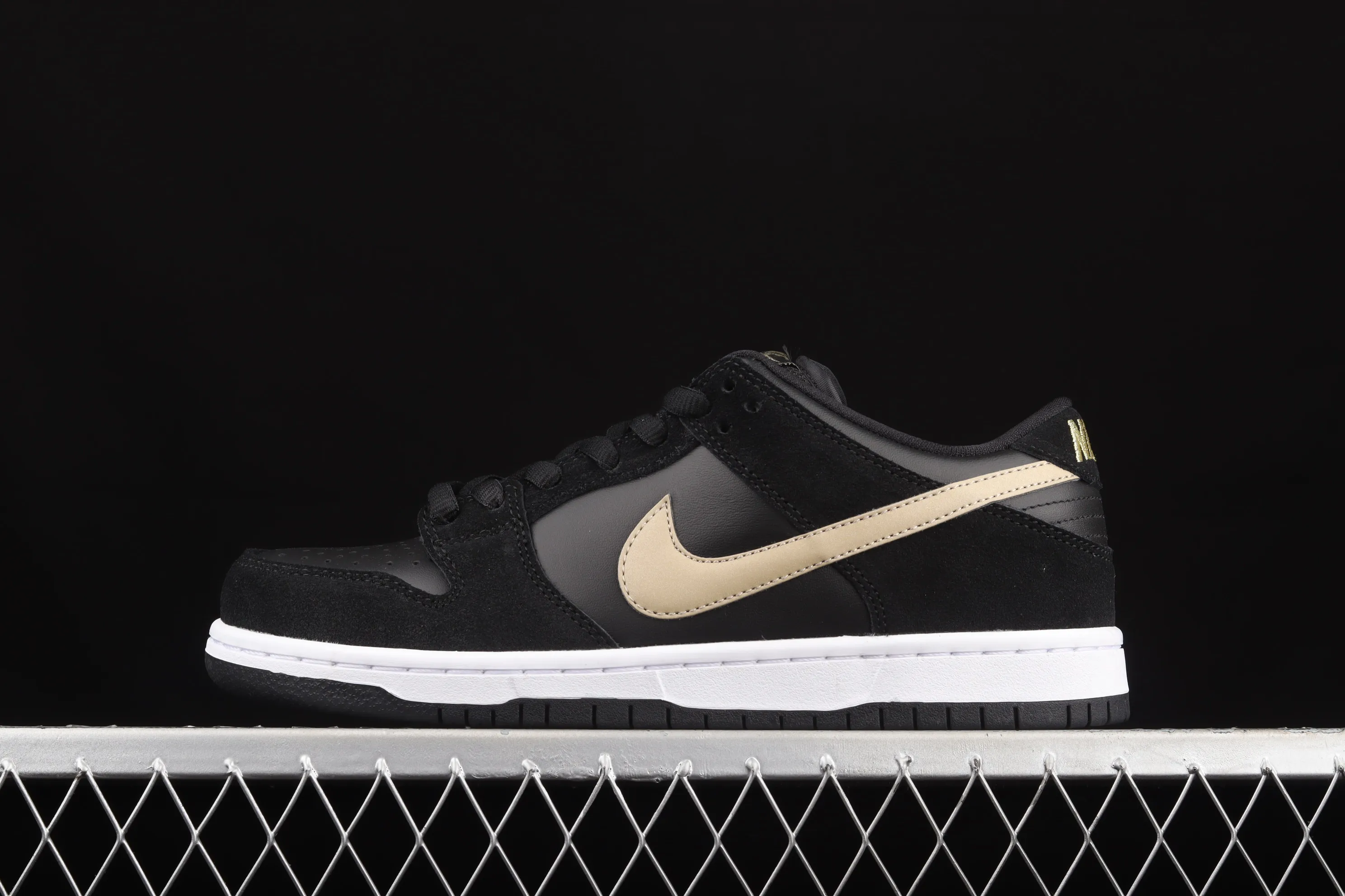 All categories Nk SB Dunk series Nk SB Dunk Low low-top sneakers J version Nk SB Dunk Low black and white gold dunk series low-top casual sports skateboard shoes BQ6817-002